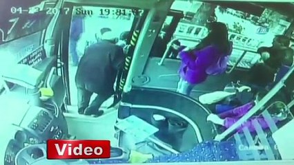 Yol ücretini vermek istemeyen gençler otobüs şoförünü bıçakladı