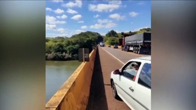 Para fugir da PRF, condutor de caminhão roubado pula de ponte, atravessa rio a nado, mas acaba detido