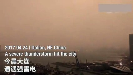 Canlı yayında muhabirin üzerine öyle bir şey düştü ki...