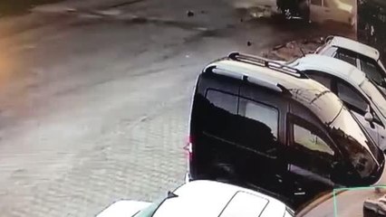 Son dakika haberleri... Otomobil aydınlatma direğine çarptı: 1 ölü, 2 yaralı