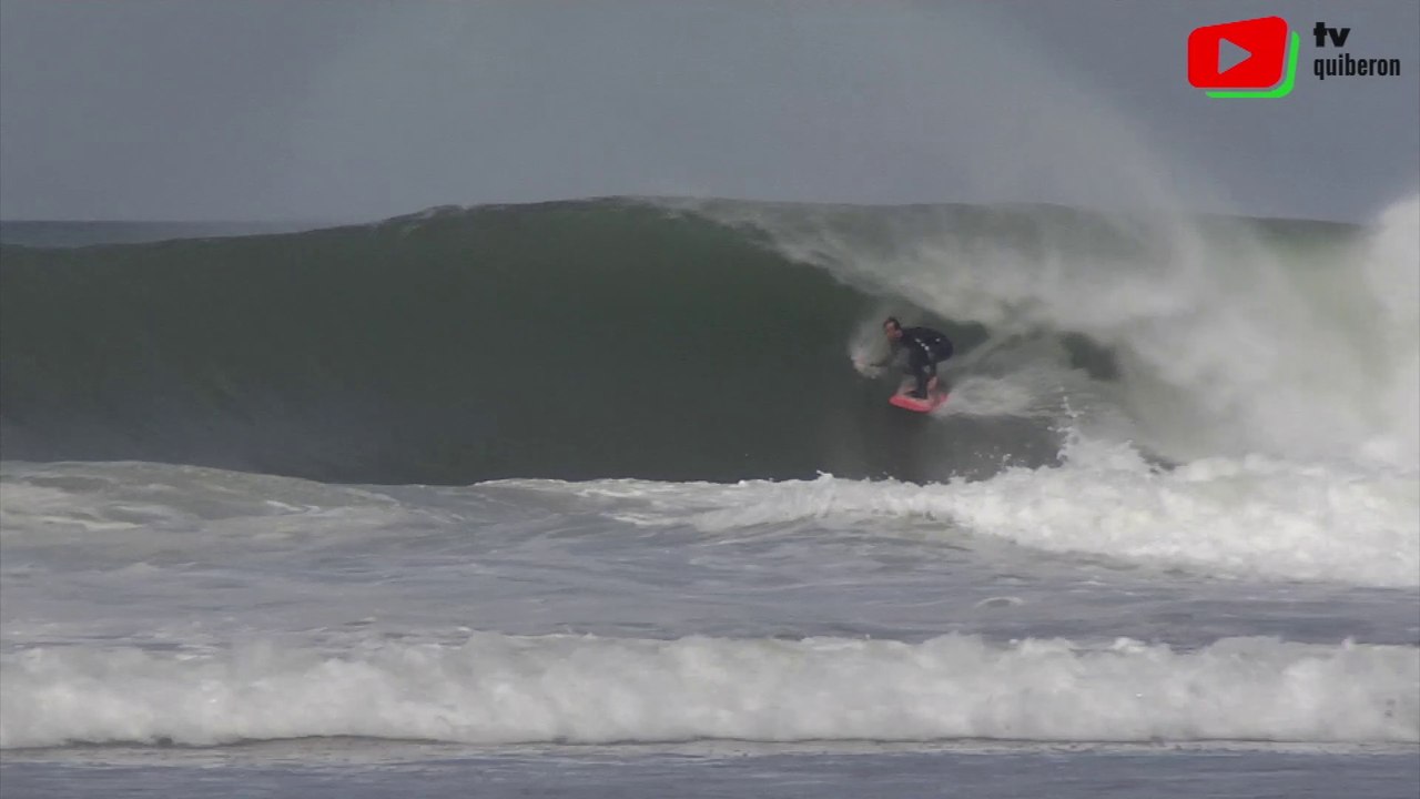Saint-Pierre Quiberon  |  Surf avec des Vagues cruelles - TV Quiberon 24/7
