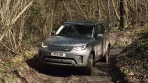 The new Land Rover Discovery SE D300 MHEV in Eiger Grey Off-road driving