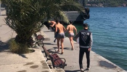 Denize girdiler, polisi görünce donla kaçtılar