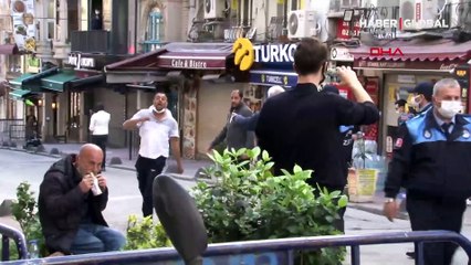 Zabıta ve satıcı birbirine girdi, o dürüm yiyerek izledi