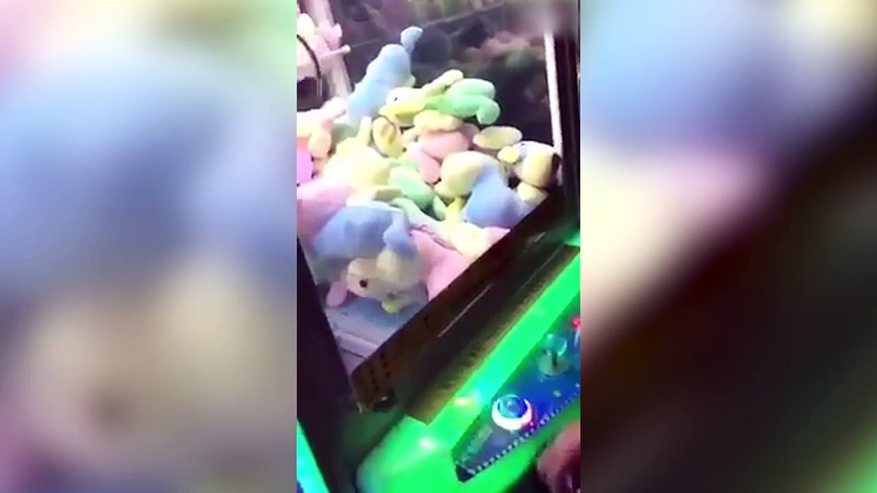 Makinenin açığını bulup tüm oyuncakları topladı