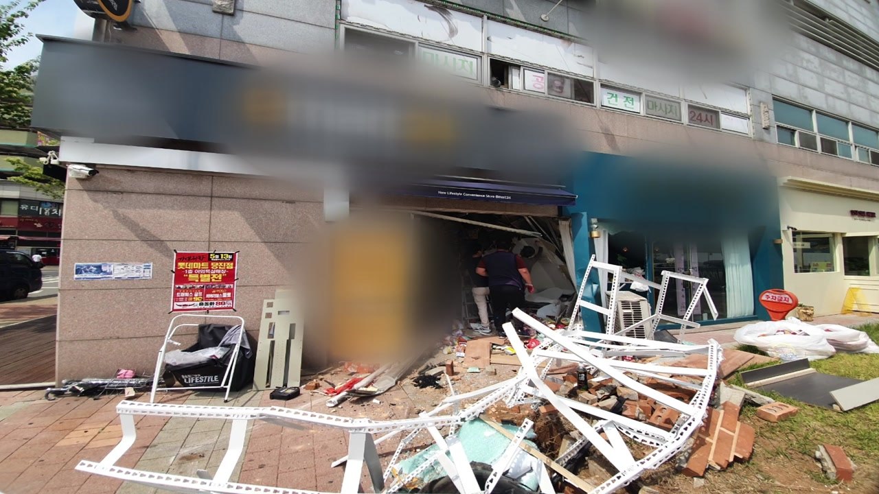 당진 교차로에서 추돌사고 차량 상가 돌진...3명 경상 / YTN
