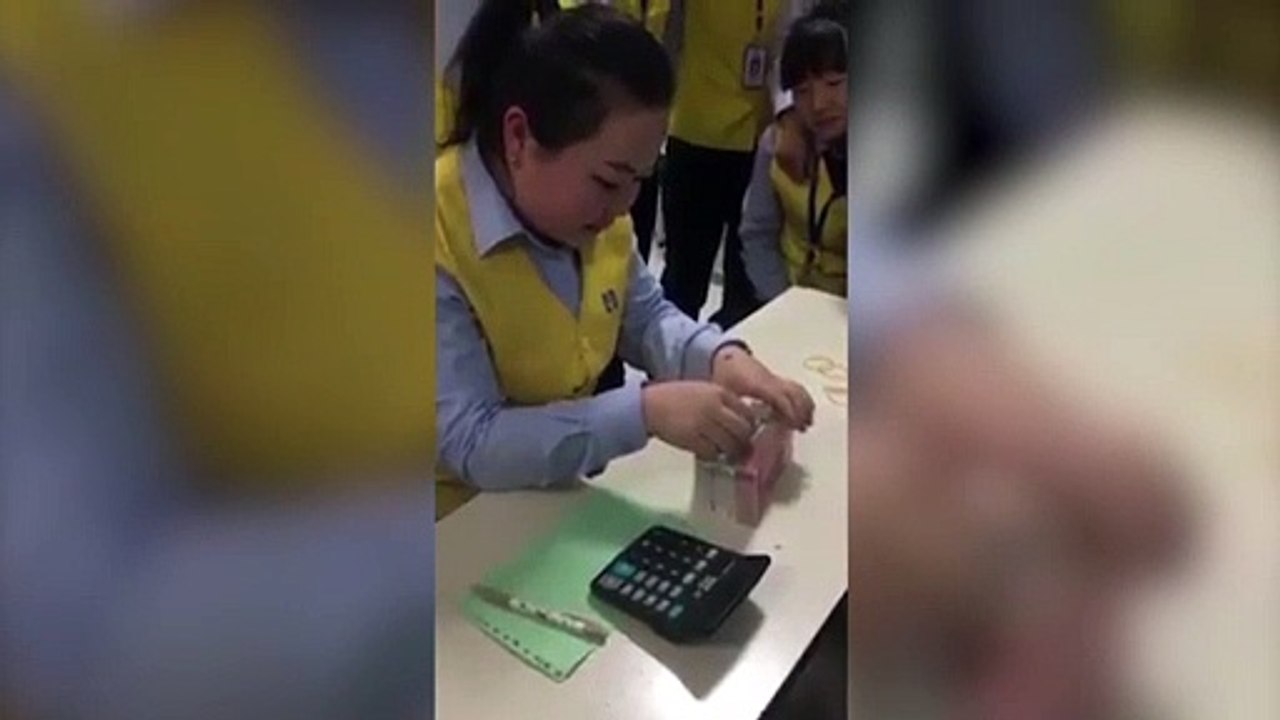 Para sayma makinesi gibi para sayan kadın