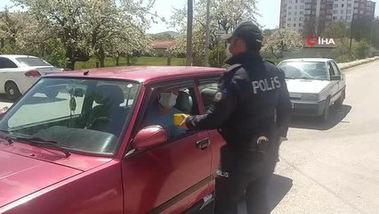 - Polis ekipleri sürücülere şeker ve tatlı ikramında bulundu