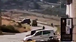 İşgalci İsrail askerleri Ramallah'ın Nabi Salih köyünde Filistinli gençlerlin taşlardından kaçtı.