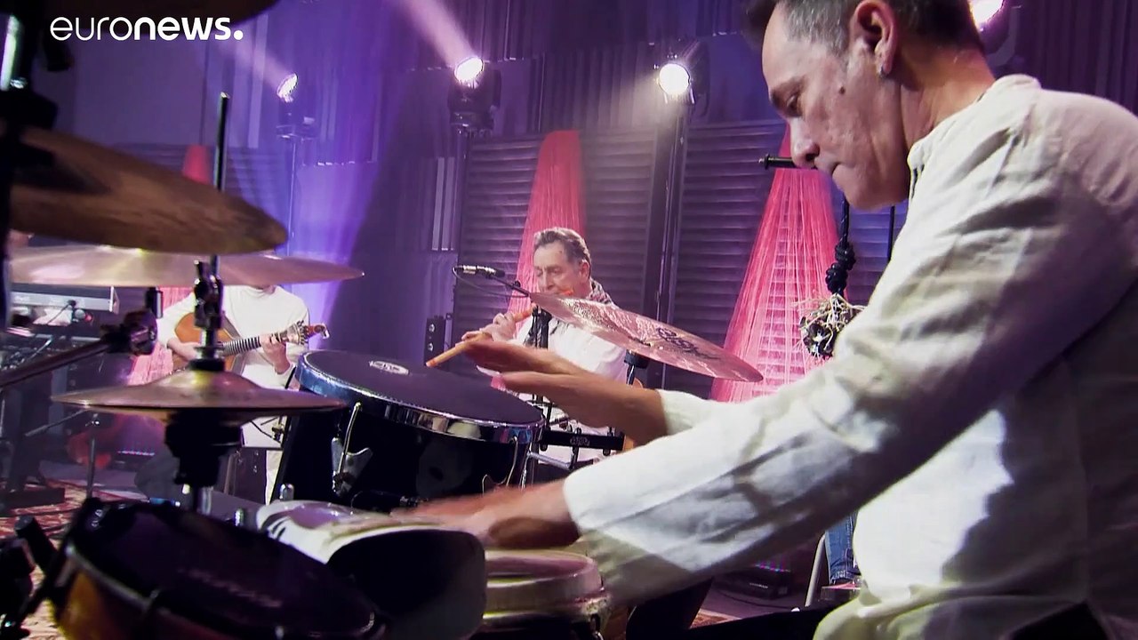 Flötist rão kyao musiziert zu ehren von mahatma gandhi