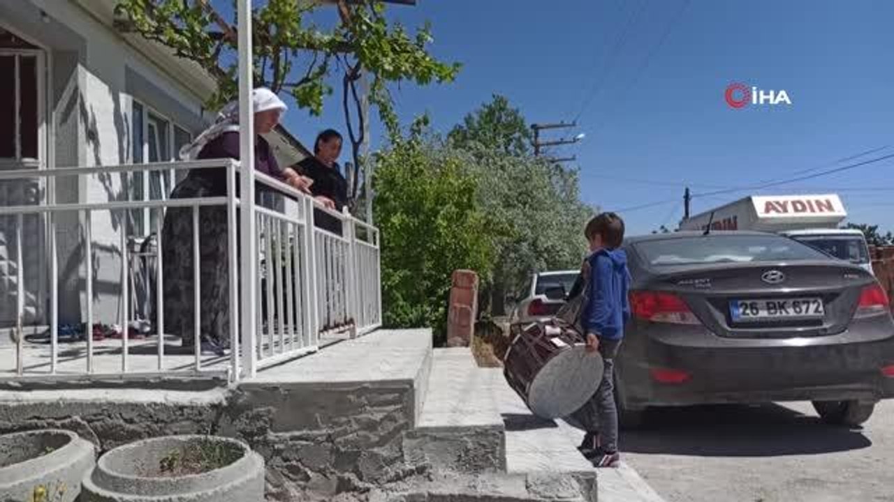 - Minik davulcu Haydar mahallelinin ilgi odağı oldu