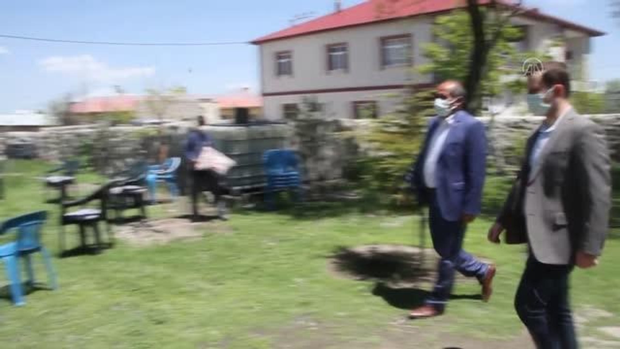 Malazgirt Kaymakamı Demirer şehit ailelerini ziyaret etti