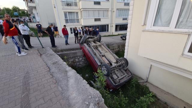 Yoldan çıkan kamyonet apartman bahçesine düştü