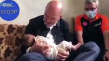 سليمان صويلو يقبل قدم طفل سوري