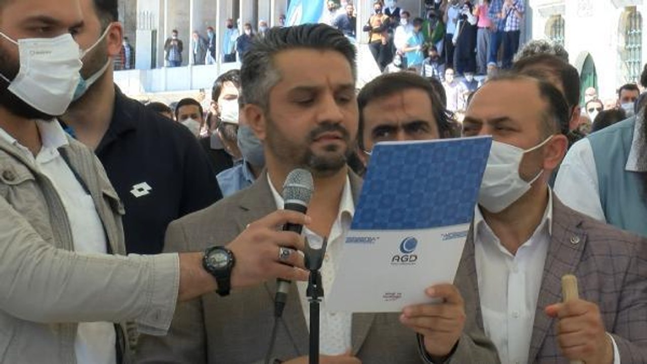 FATİH CAMİİ'NDE FİLİSTİN'DE ÖLENLER İÇİN GIYABİ CENAZE NAMAZI KILINDI