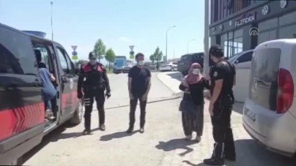 Son dakika haber! 10 yaşındaki çocuk, polis ağabeyleri sayesinde annesinin mezarını ziyaret etti