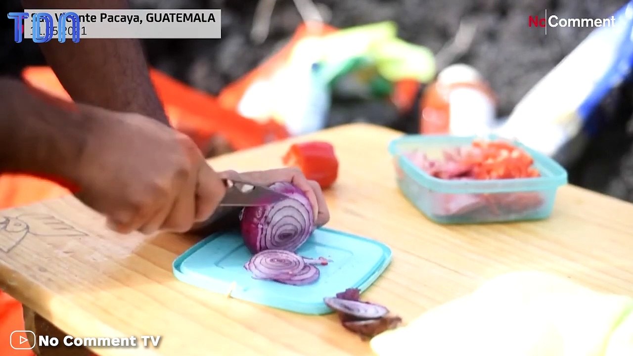 Il ouvre sa "pizzeria" au sommet du volcan Pacaya au Guatemala
