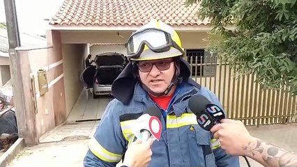 Скачать видео: Umuarama: Veículo fica destruído após pegar fogo em garagem de residência