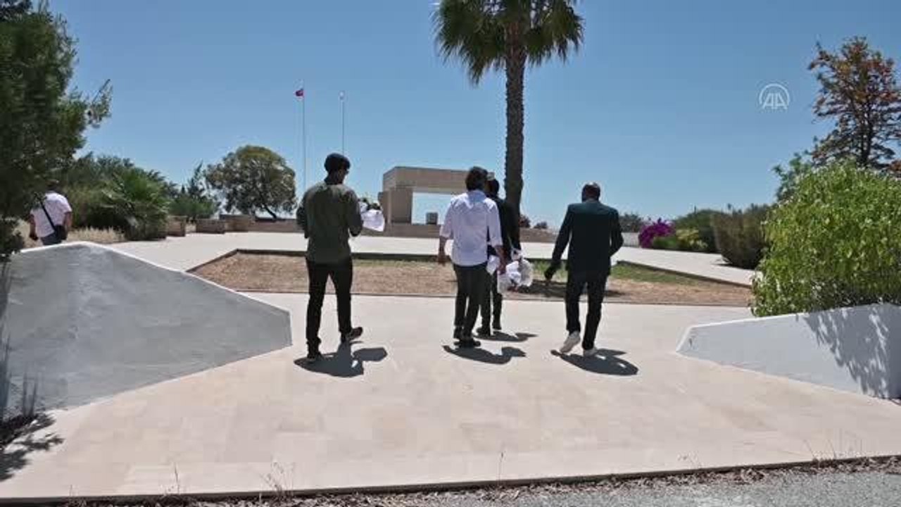 "Bir Zamanlar Kıbrıs"ın oyuncuları, Dr. Fazıl Küçük ve Rauf Denktaş'ın anıt mezarını ziyaret etti