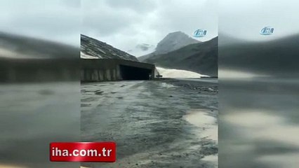 Karayoluna çığ düştü