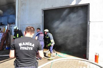 MANİSA'DA MOBİLYA FABRİKASINDA YANGIN: 2 YARALI