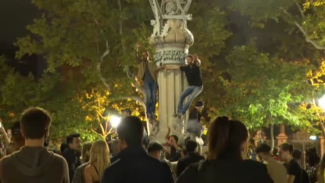 Los políticos piden cabeza a los jóvenes para evitar las imágenes dantescas de botellones