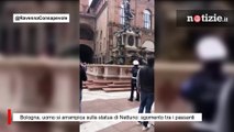 Bologna, uomo si arrampica sulla statua di Nettuno: sgomento tra i passanti