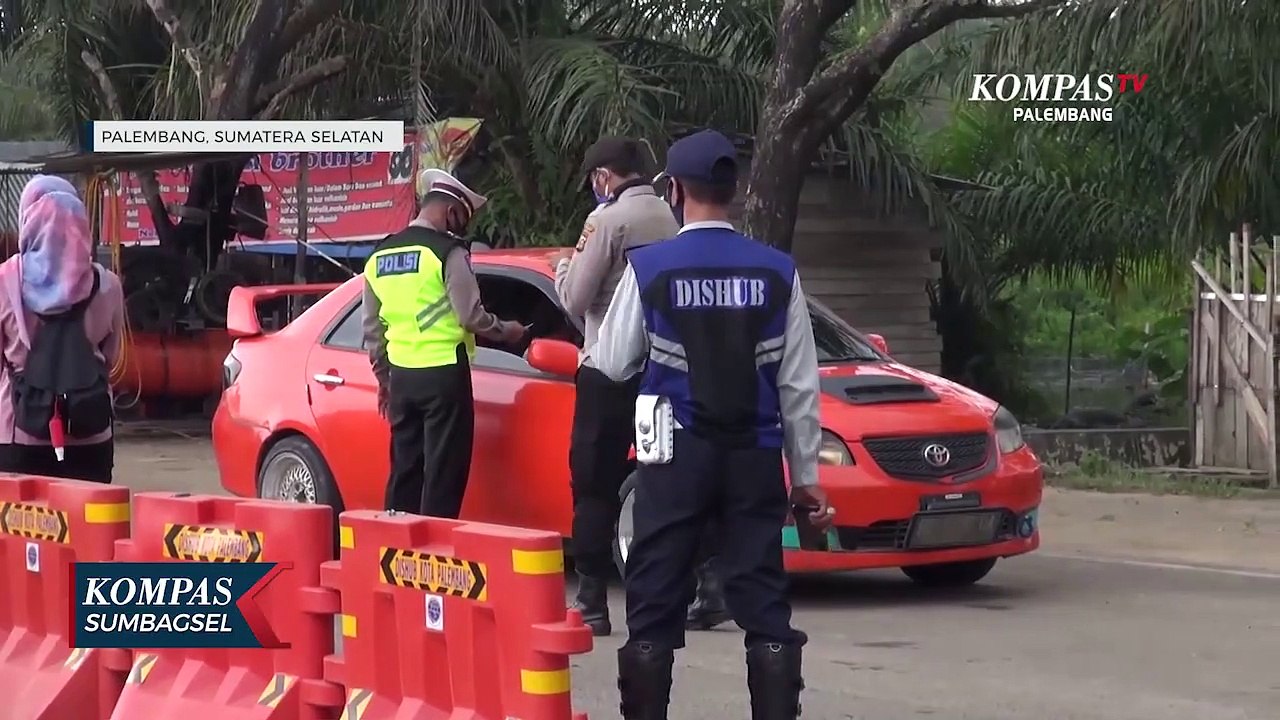 Petugas Pos Penyekatan Memastikan Warga Aman Dari Pandemi