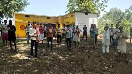 गरीबों के राशन पर संचालक का डाका, 5 से 10 किलो चावल दे रहा कम