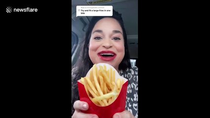 La femme avec la plus grande bouche du monde met un sachet entier de frites mcdo dans sa bouche