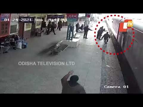 RPF Jawan Saves Life Of A Passenger Who Was Trying To Board Running Train At Kiul