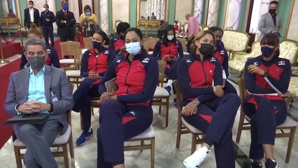 Abinader entrega bandera a Reinas del Caribe; afirma: «Cuenten siempre con el apoyo del gobierno»