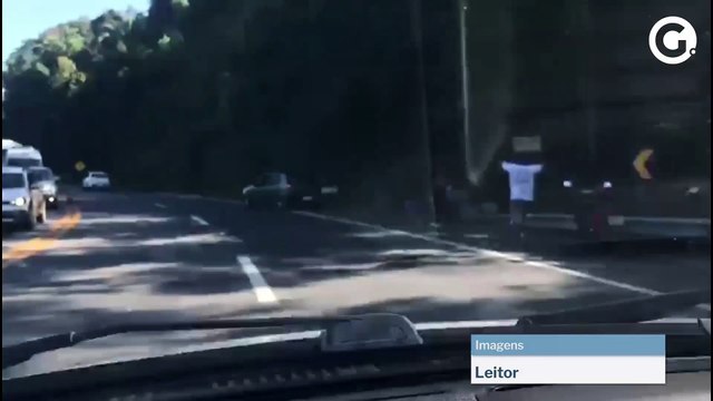 Carreta foi saqueada após acidente