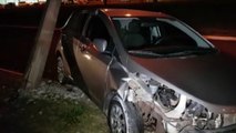 Motorista que teria sido 'fechado' por outro carro e atinge poste na região do Bairro Parque Verde