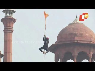 Farmers Put Nishan Sahib Flag At Lal Quila