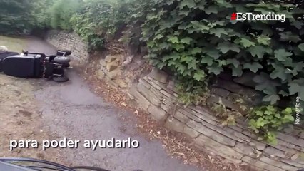 Anciano terminó en el suelo tras chocar su scooter y es ayudado por un ciclista