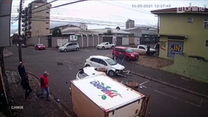 Após acidente, moradores se unem e destombam furgão; veja