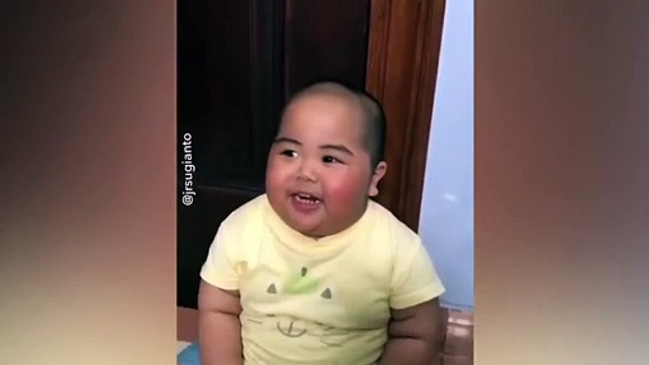 Kahkahalar atan bebek izleyenleri gülme krizine soktu!