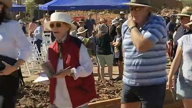 Dinosaur fossils attract holidaymakers in outback Queensland