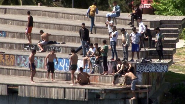 Karaköy’de yasağa aldırış etmeyenlerin deniz keyfi