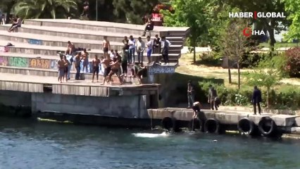 Yasak dinlemeyen gençler Karaköy'de denize atladı