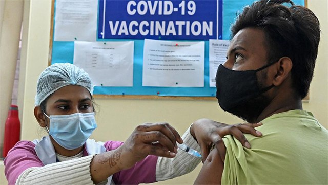 RT PCR Report Negative आने पर भी है Corona Symptoms तो Vaccine कब लगवाना चाहिए | Boldsky