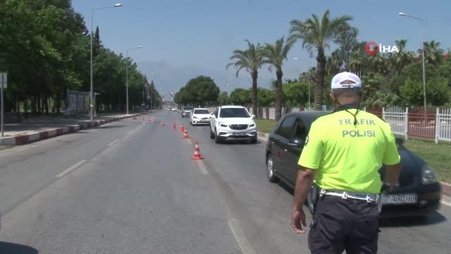 Son dakika haberleri... Sıcaktan bunalan kaplumbağaya polis şefkati
