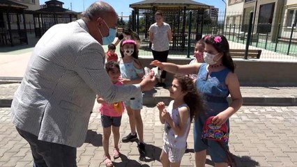 Son dakika haberleri! Bayram geleneği yaşatıldı, çocuklara harçlık ve şeker dağıtıldı