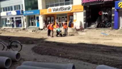 - Engelli vatandaşı yalnız bırakmadılar.. Sandalyesiyle birlikte metrelerce taşıdılar