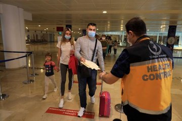 40 GÜNDE 234 BİN TURİSTİN GELDİĞİ HAVALİMANINDA COVİD-19 TEDBİRLERİ