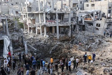 Filistin halkının, bombalanan evlerinin enkazı üzerinde durduğu anlar görüntülere yansıdı