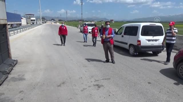 Kızılay ekipleri Yüksekova'da güvenlik güçlerinin ve sağlık çalışanlarının bayramını kutladı