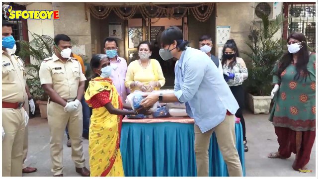 Vivek Oberoi Distributes Food Packets In Juhu