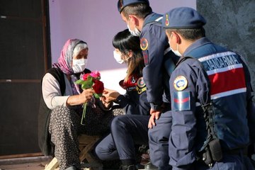 Mutluluğun fotoğrafı...Jandarma hem duygulandı, hem duygulandırdı